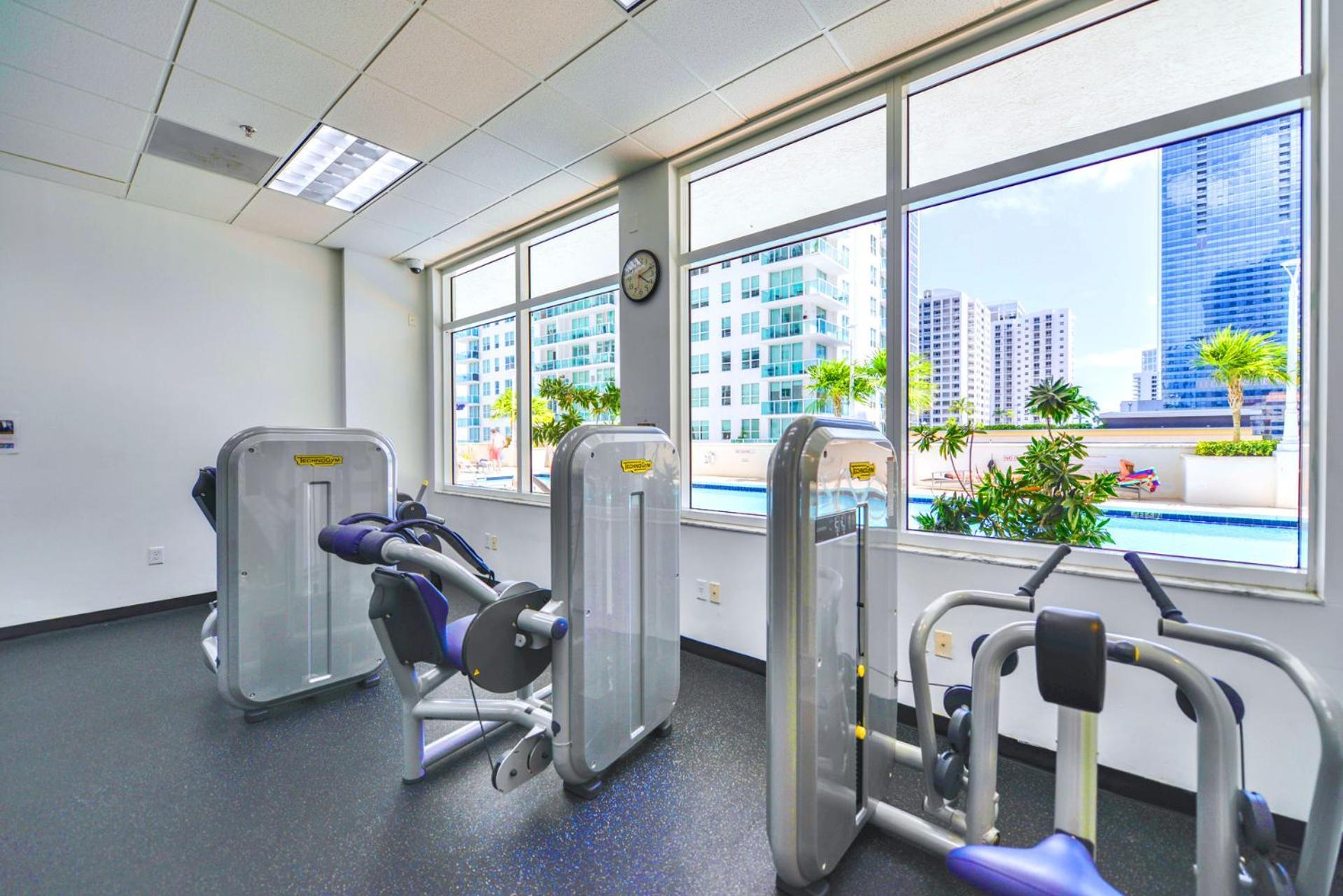 Enjoy Of Beautiful Views From Apartamento Miami
