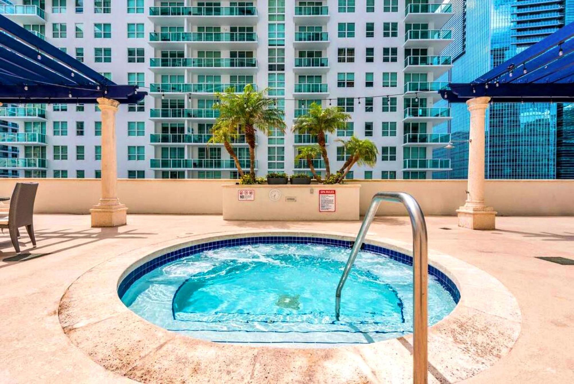 Enjoy Of Beautiful Views From Apartamento Miami