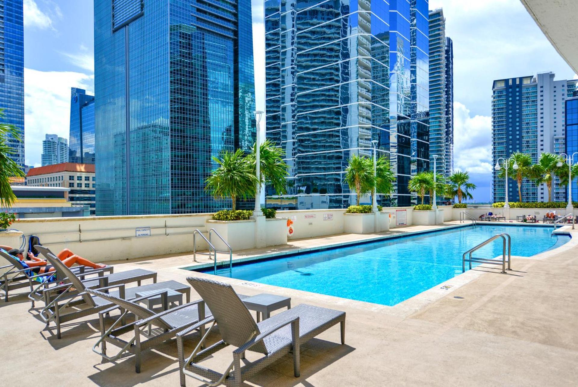 Enjoy Of Beautiful Views From Apartamento Miami